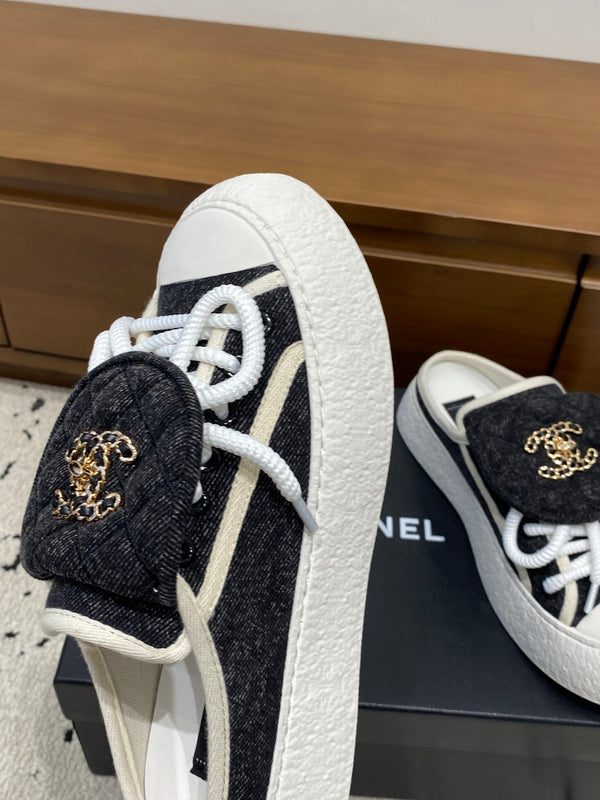 Chanel 26 Mules Décontractées Noir Blanc en Tissu 729327
