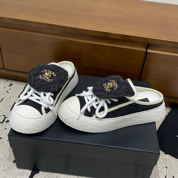 Chanel 26 Mules Décontractées Noir Blanc en Tissu 729327