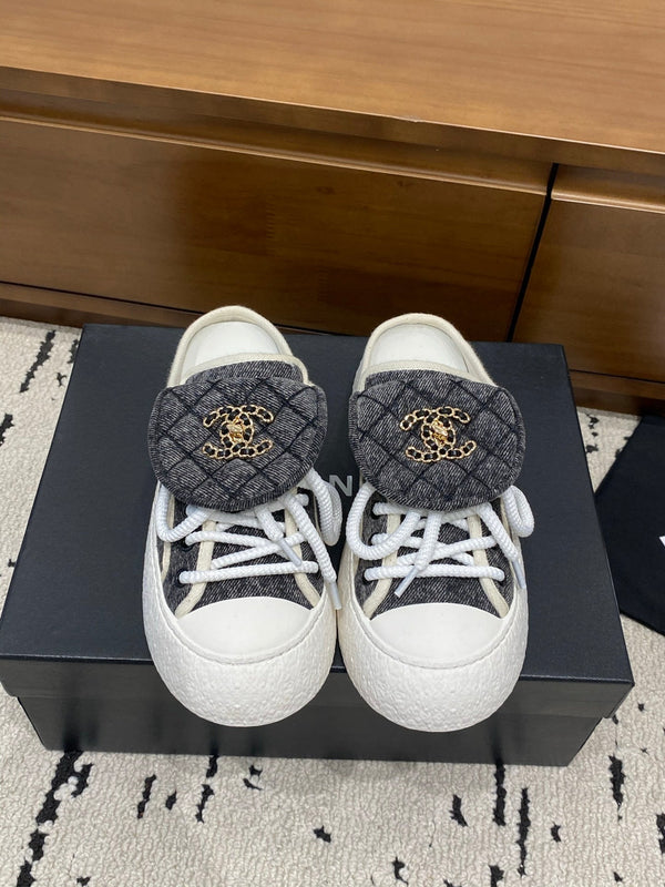 Chanel 26 Mules Décontractées Grises Blanches en Tissu 729325