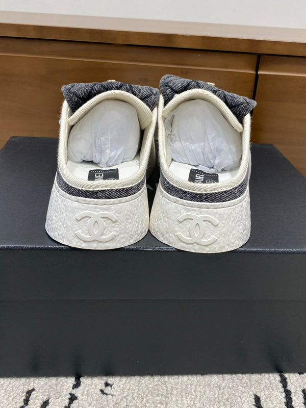 Chanel 26 Mules Décontractées Grises Blanches en Tissu 729325