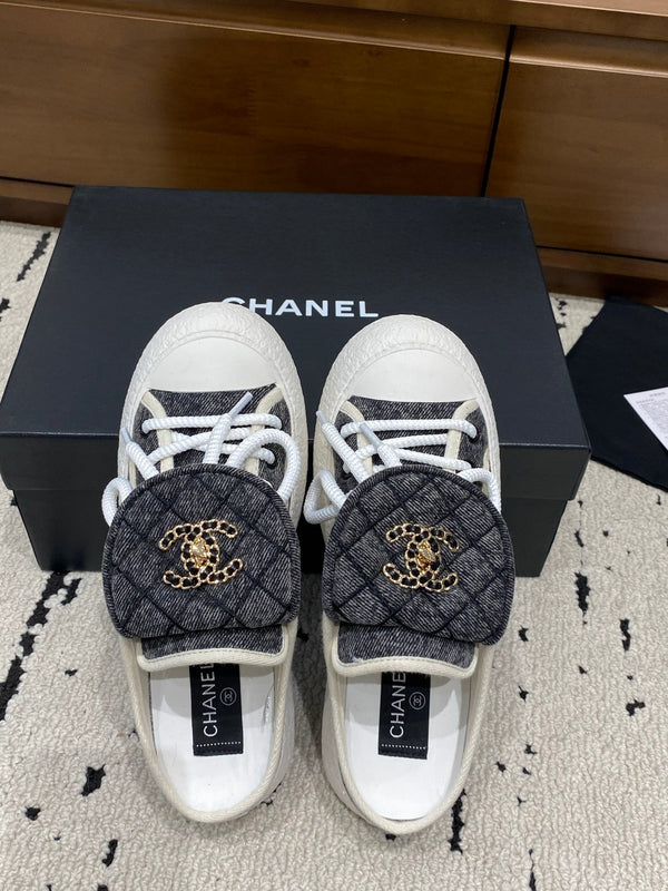Chanel 26 Mules Décontractées Grises Blanches en Tissu 729325