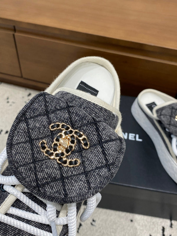 Chanel 26 Mules Décontractées Grises Blanches en Tissu 729325