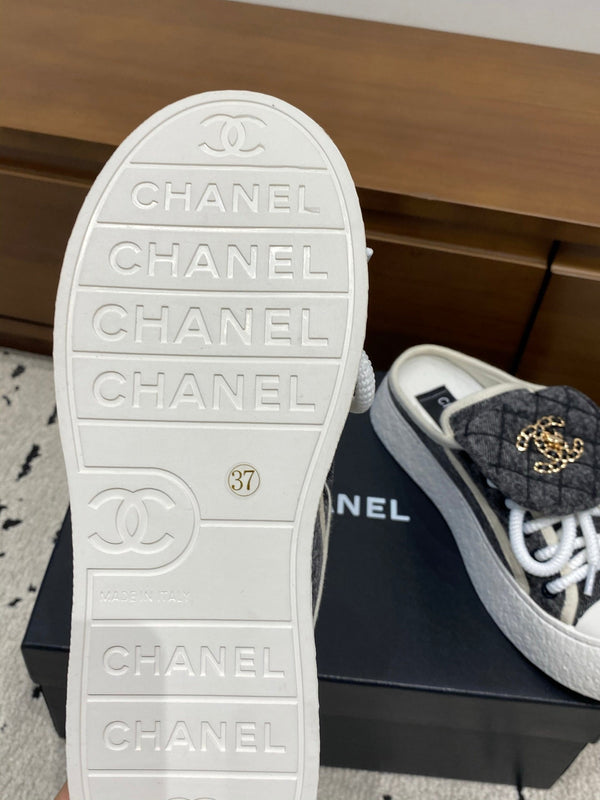 Chanel 26 Mules Décontractées Grises Blanches en Tissu 729325