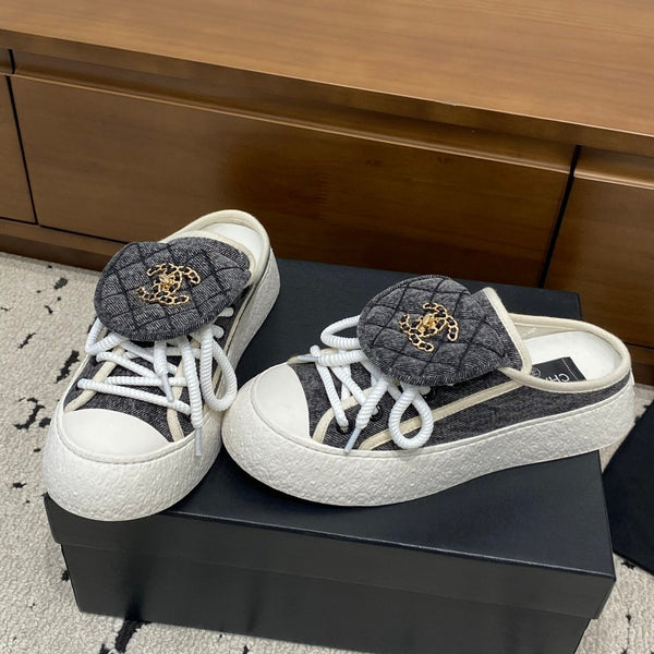 Chanel 26 Mules Décontractées Grises Blanches en Tissu 729325