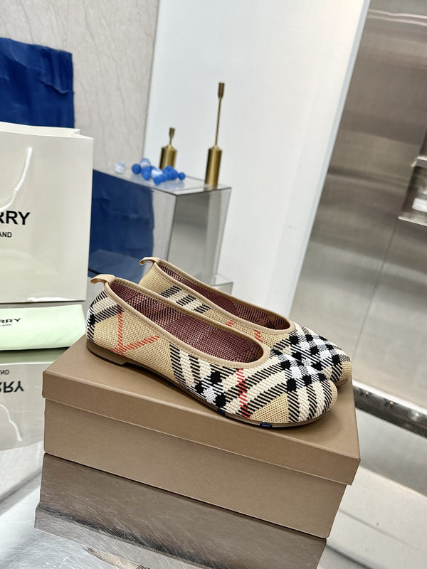 Burberry Classic Check Flats Beige in Fabric 729742
