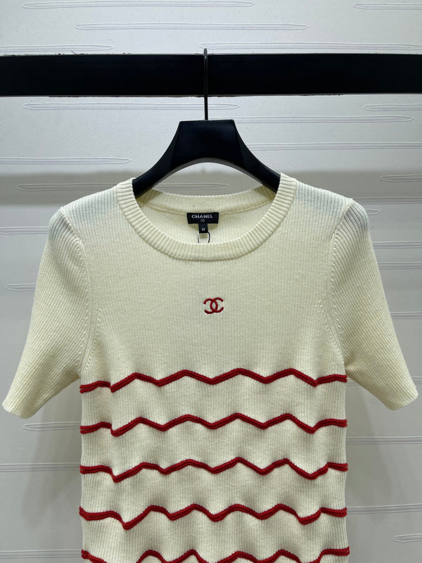 Chanel 2026 Wavy Stripe Knit Short-Sleeve Top Red in Knit Fabric 376036