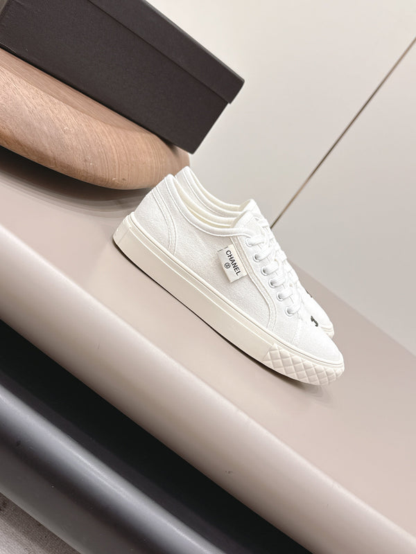 Chanel 26 Round Toe Color Block White in Canvas 739430