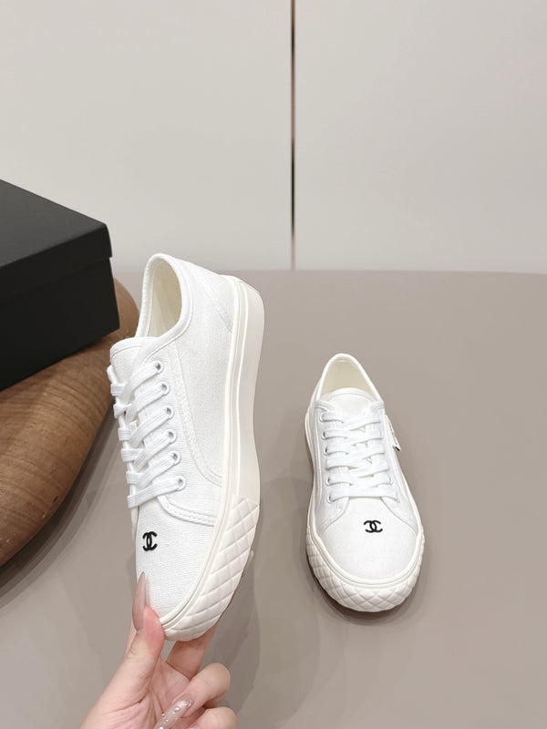 Chanel 26 Round Toe Color Block White in Canvas 739430