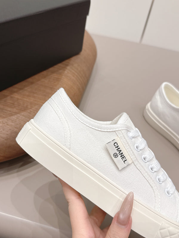 Chanel 26 Round Toe Color Block White in Canvas 739430