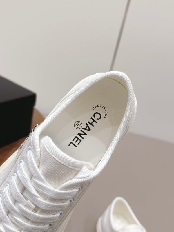 Chanel 26 Round Toe Color Block White in Canvas 739430