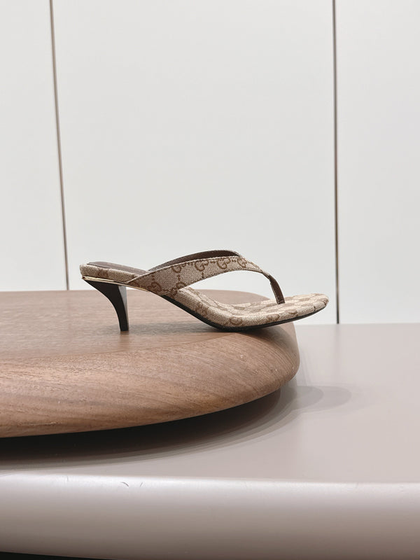 Gucci 26 Round Toe Flip-Flops 60 Brown in Jacquard Fabric 739378