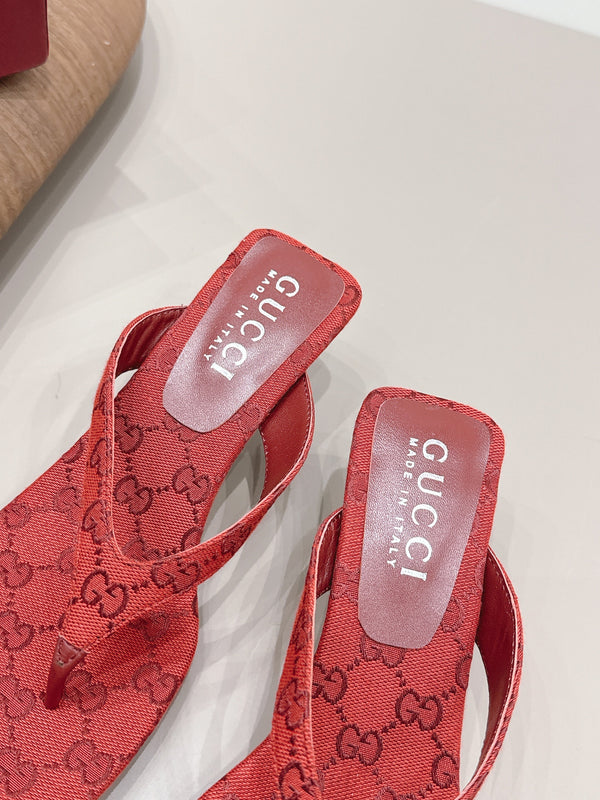 Gucci 26 Round Toe Flip-Flops 60 Red in Jacquard Fabric 739376