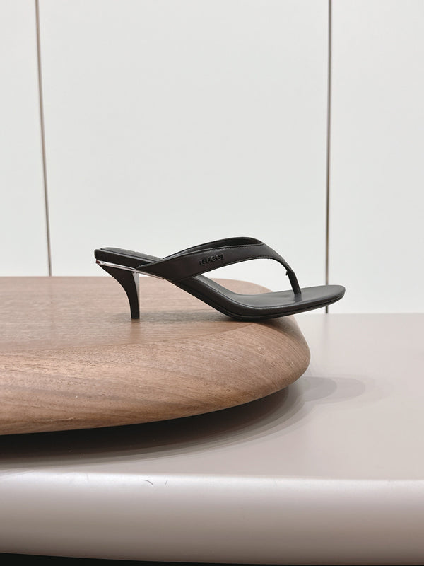 Gucci 26 Round Toe Flip-Flops 60 Black in Sheepskin 739371
