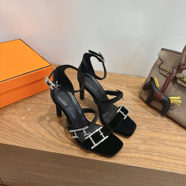 HM Liv Sandal 10.5 Black in Velvet 744072