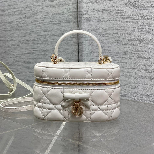 CD Bow-embellished Cosmetic Bag 17.5 White in Lambskin 286420