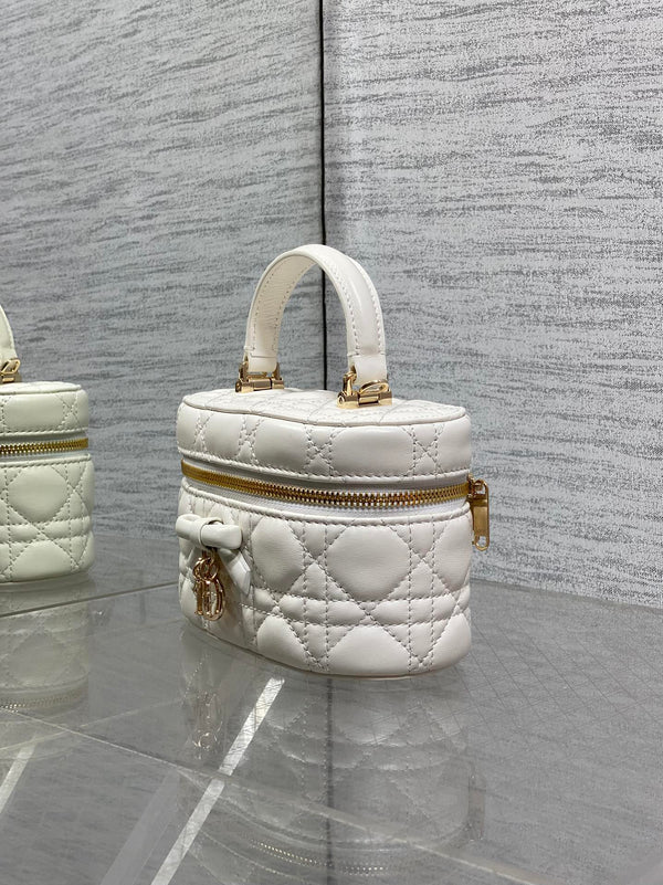 CD Bow-embellished Cosmetic Bag 17.5 White in Lambskin 286420