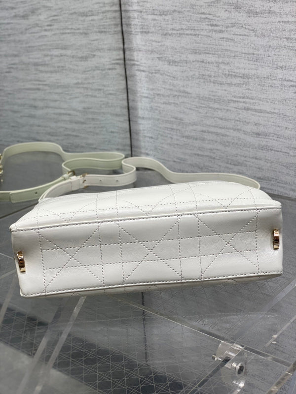 CD 26 Trianon Hobo Chain Bag 25cm White in Cowhide 286604
