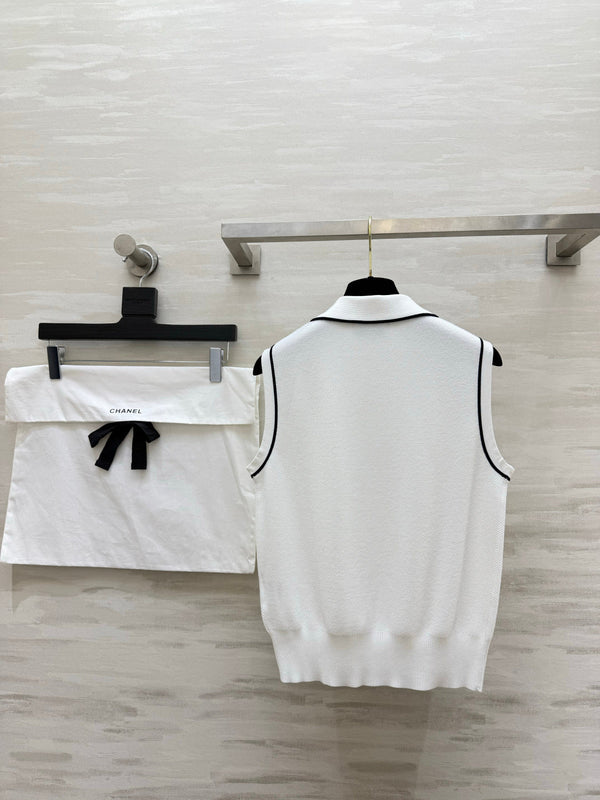 CC 26 Classic Preppy Vest White in Wool Knitwear 379455