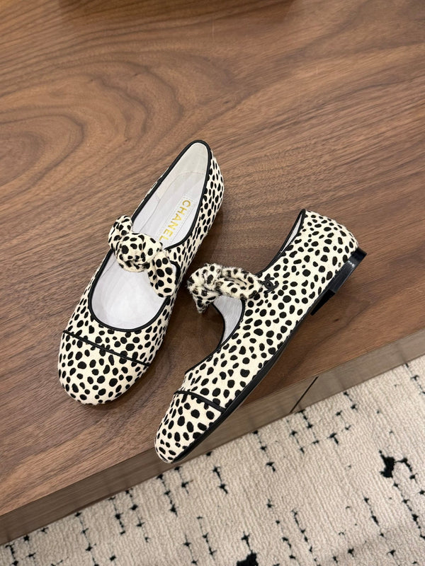 CC 26 Polka Dot Mary Janes White Black in Horsehair 756092