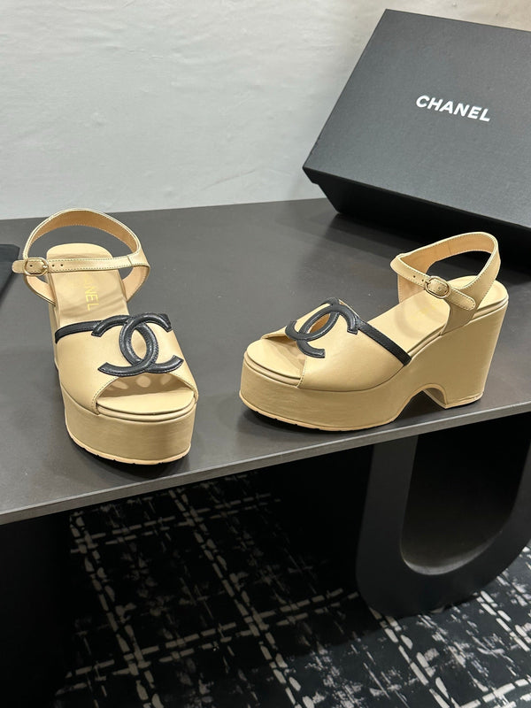 CC Platform Sandal Beige in Sheepskin 784210