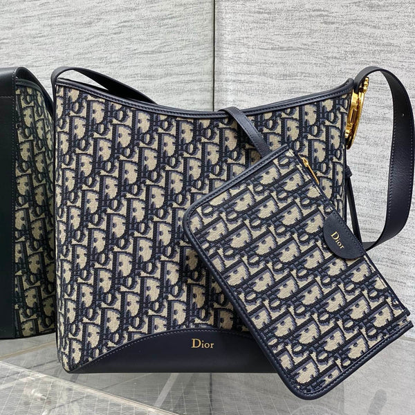 Sac seau CD Médaillon 26,5cm bleu marine en cuir de vachette 155530