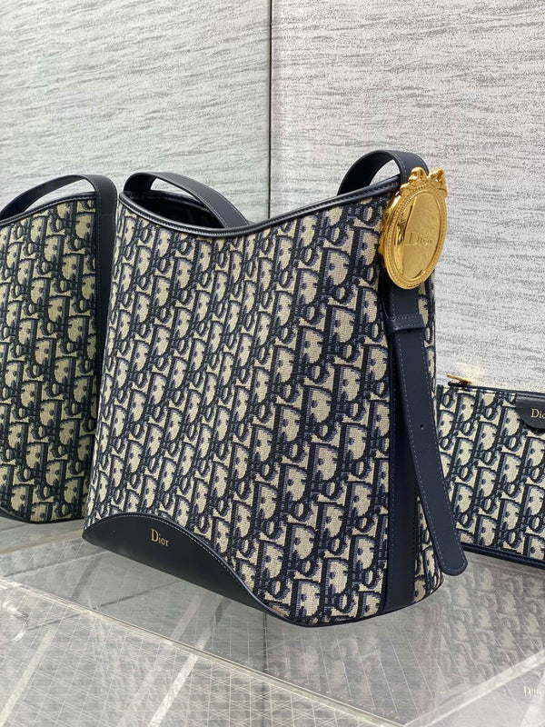 Sac seau CD Médaillon 26,5cm bleu marine en cuir de vachette 155530