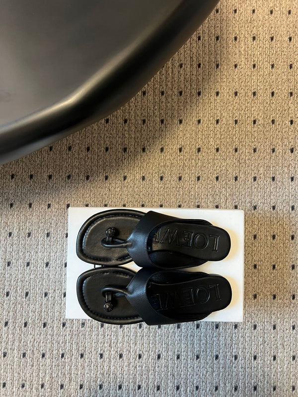 Loew 26 Flip-Flops Black in Cowhide 803536