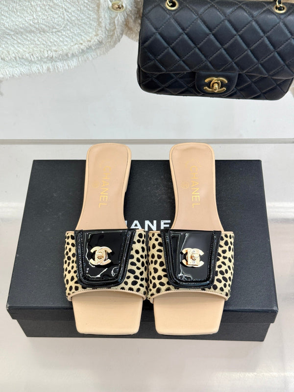 CC 26 Buckle Square Toe Slippers Biege in Horse hair 803184