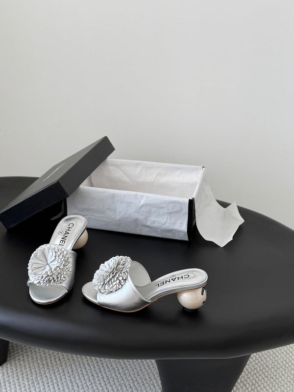 CC 26 Sandal 55mm Camellia Pearl Silver in Cowhide 803189