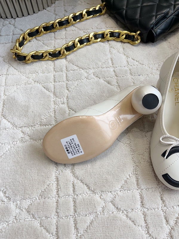 CC 26 Pump with Pearl Heels 65mm White in Cowhide 808020