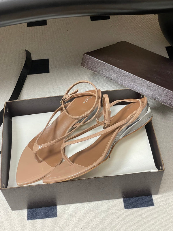 Alaia Thong Sandals Light Begie 3cm Patent Leather 835289