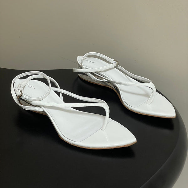 Alaia Thong Sandals White 3cm Patent Leather 835287