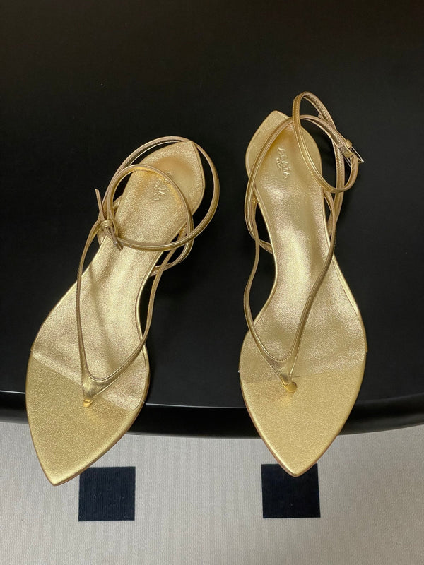 Alaia Thong Sandals Gold 3cm Patent Leather 835285