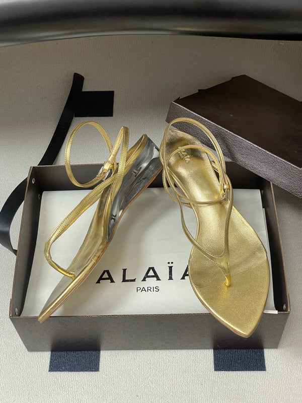 Alaia Thong Sandals Gold 3cm Patent Leather 835285