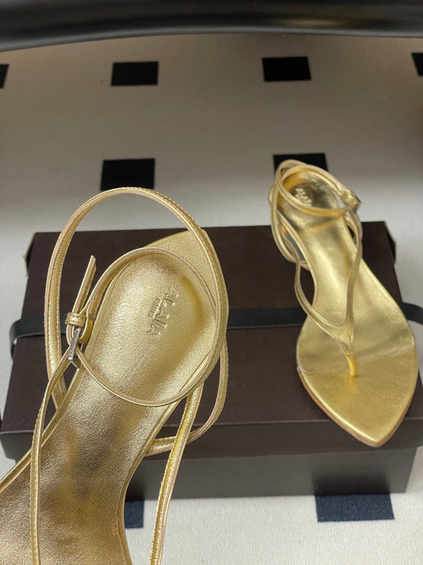 Alaia Thong Sandals Gold 3cm Patent Leather 835285