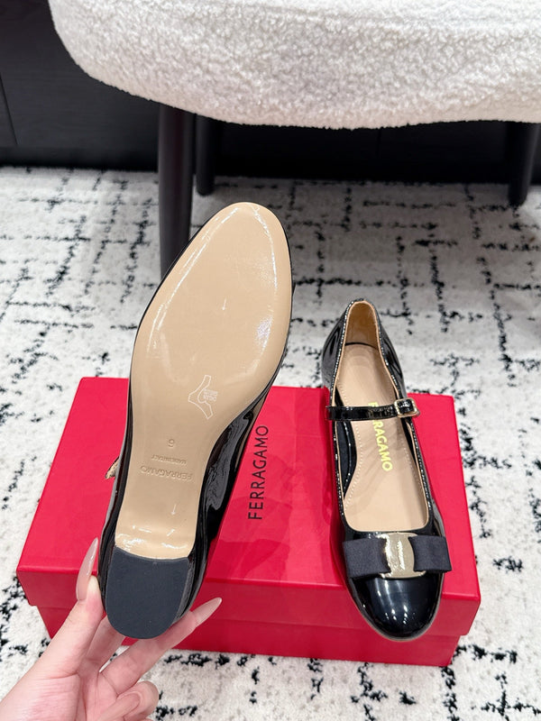 FG Vara Bow Round Toe Mary Jane Pumps 3.5cm Black Patent Leather 458405