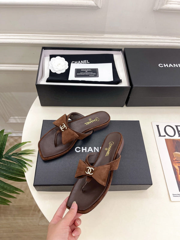 CC Bow Thong Flat Sandals Dark Brown Suede 891776