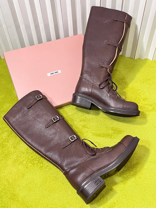 Miu 26S Knee-High Lace-Up Boots 4CM Triple Buckle Brown Pebbled Leather 137191