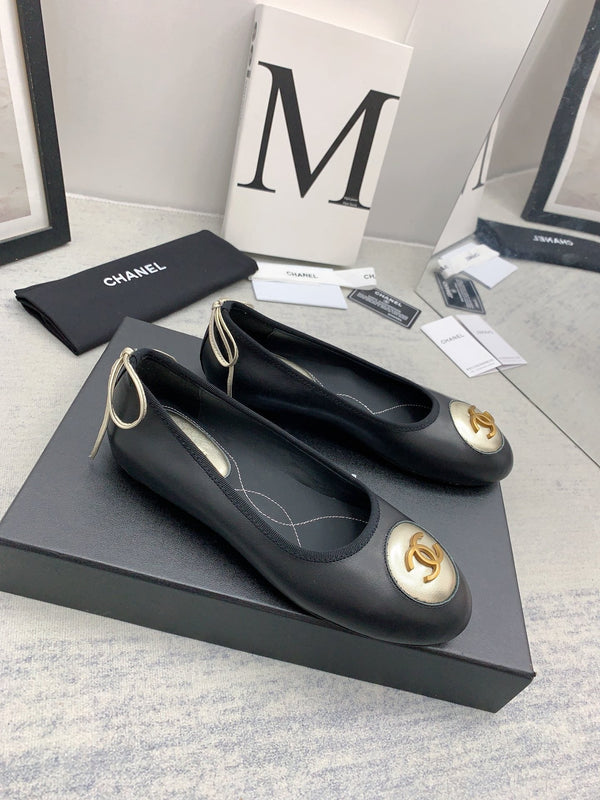 CC 26ss Medallion Ballet Flats Gold-Tone Detail Black Leather 162260