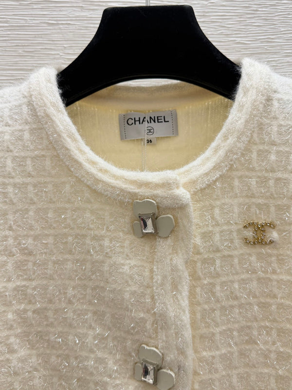 CC Bouclé Tweed Jacket Round Neck Front Buttons Patch Pockets Viscose 313538