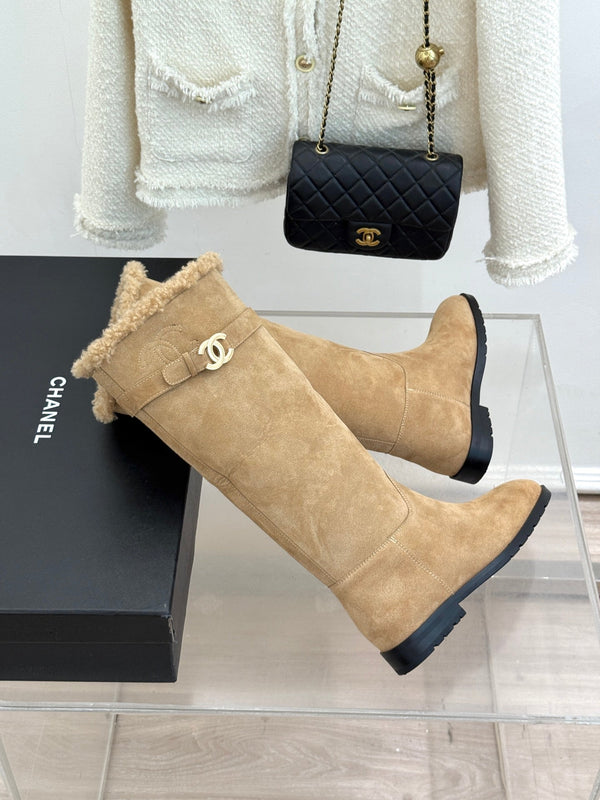CC 26FW Riding Boots Gold-Tone Turn-Lock Strap Beige Suede & Shearling 188561