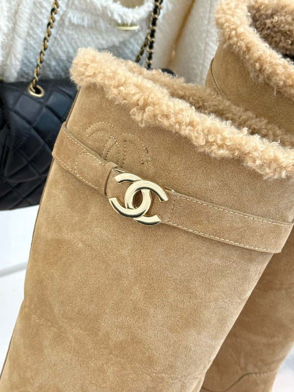 CC 26FW Riding Boots Gold-Tone Turn-Lock Strap Beige Suede & Shearling 188561