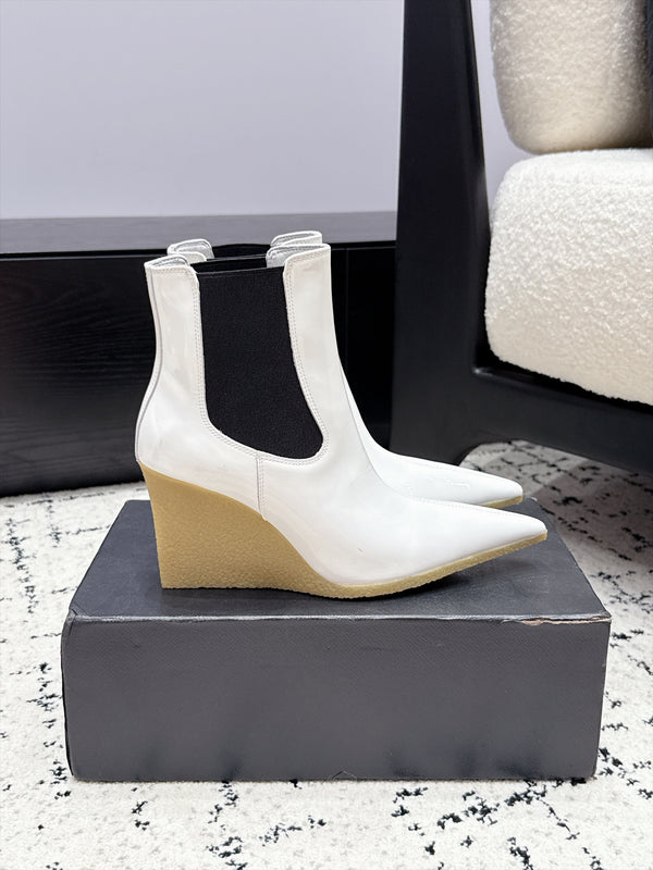 Alaia 26FW Pointed-Toe Chelsea Ankle Boots 9cm Cube Wedge Heel Patent Lether 197005