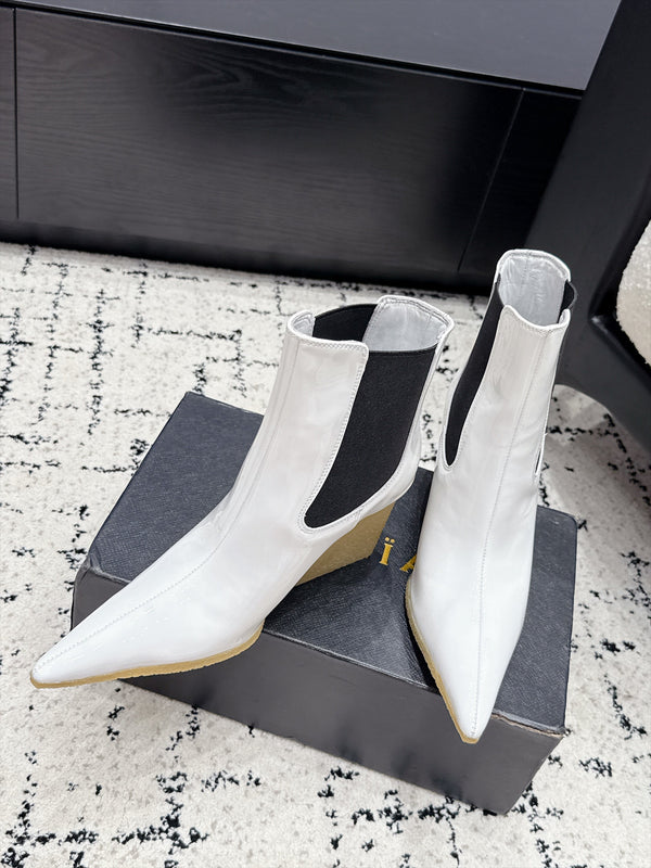Alaia 26FW Pointed-Toe Chelsea Ankle Boots 9cm Cube Wedge Heel Patent Lether 197005