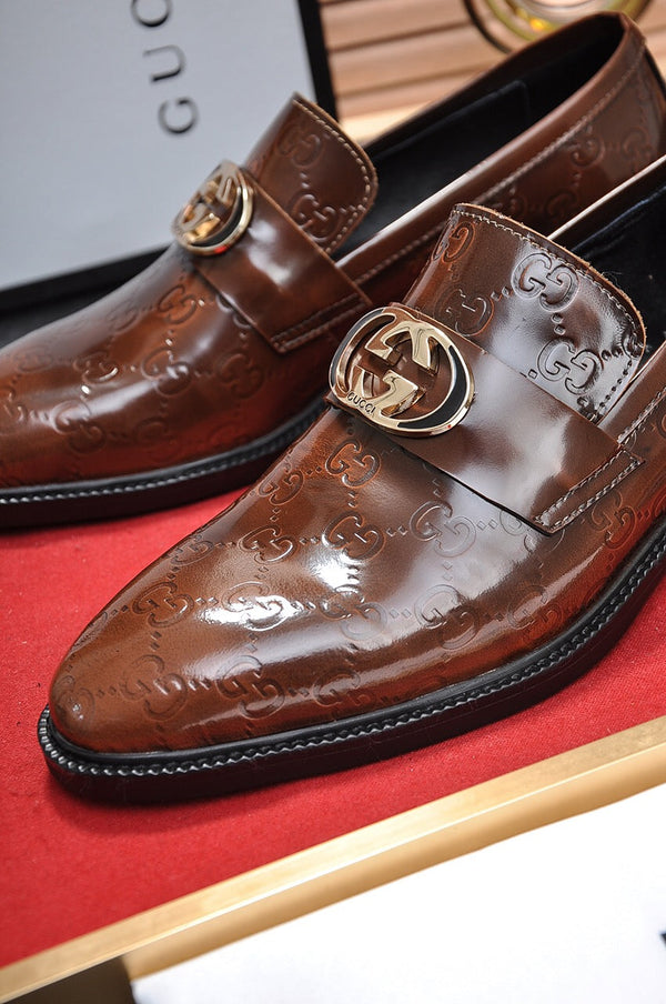Mocassino da uomo GG in pelle di vacchetta goffrata marrone 484786