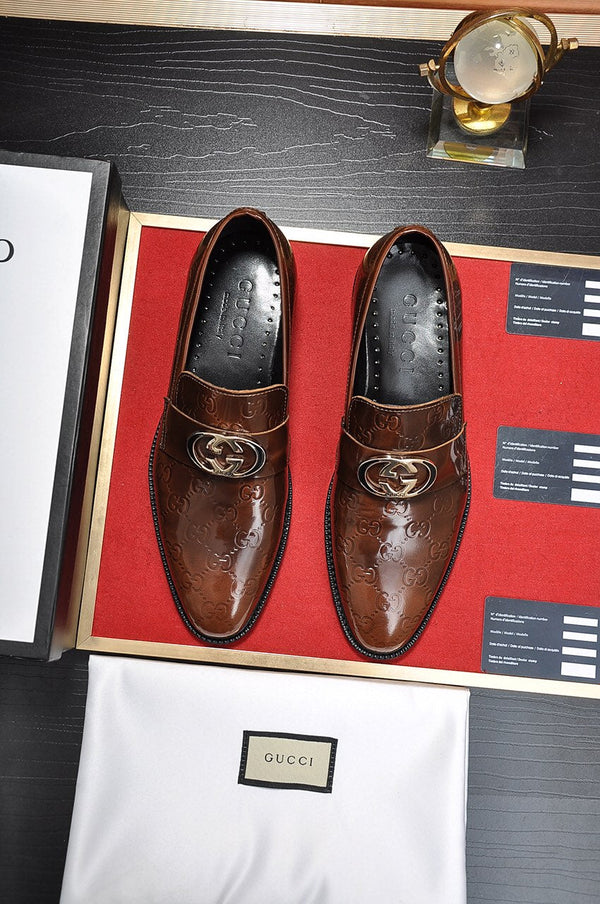Mocassino da uomo GG in pelle di vacchetta goffrata marrone 484786