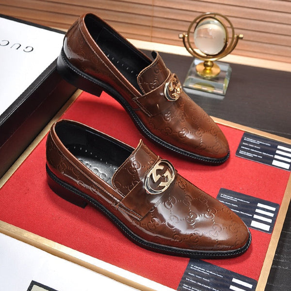 Mocassino da uomo GG in pelle di vacchetta goffrata marrone 484786