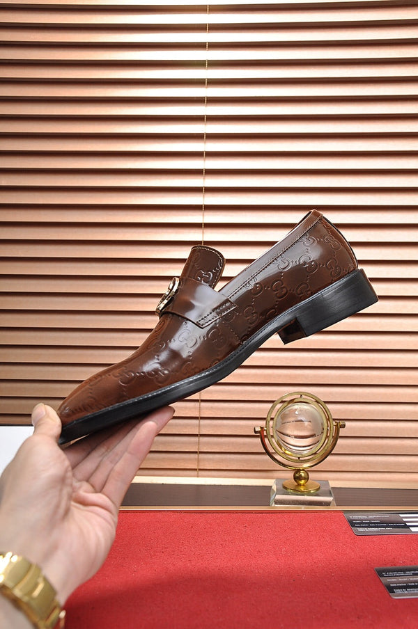 Mocassino da uomo GG in pelle di vacchetta goffrata marrone 484786
