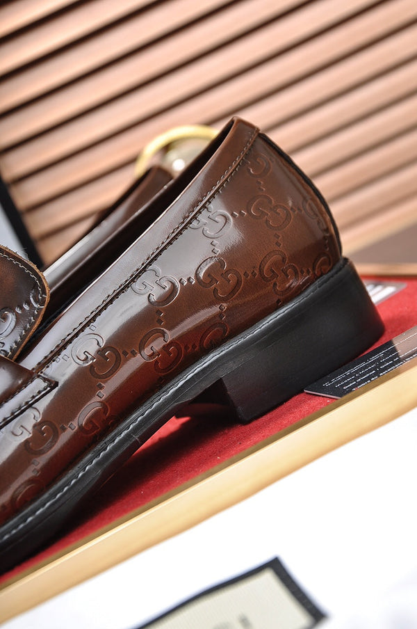 Mocassino da uomo GG in pelle di vacchetta goffrata marrone 484786