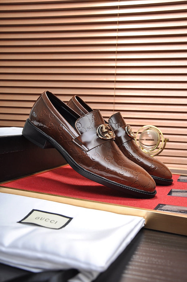 Mocassino da uomo GG in pelle di vacchetta goffrata marrone 484786